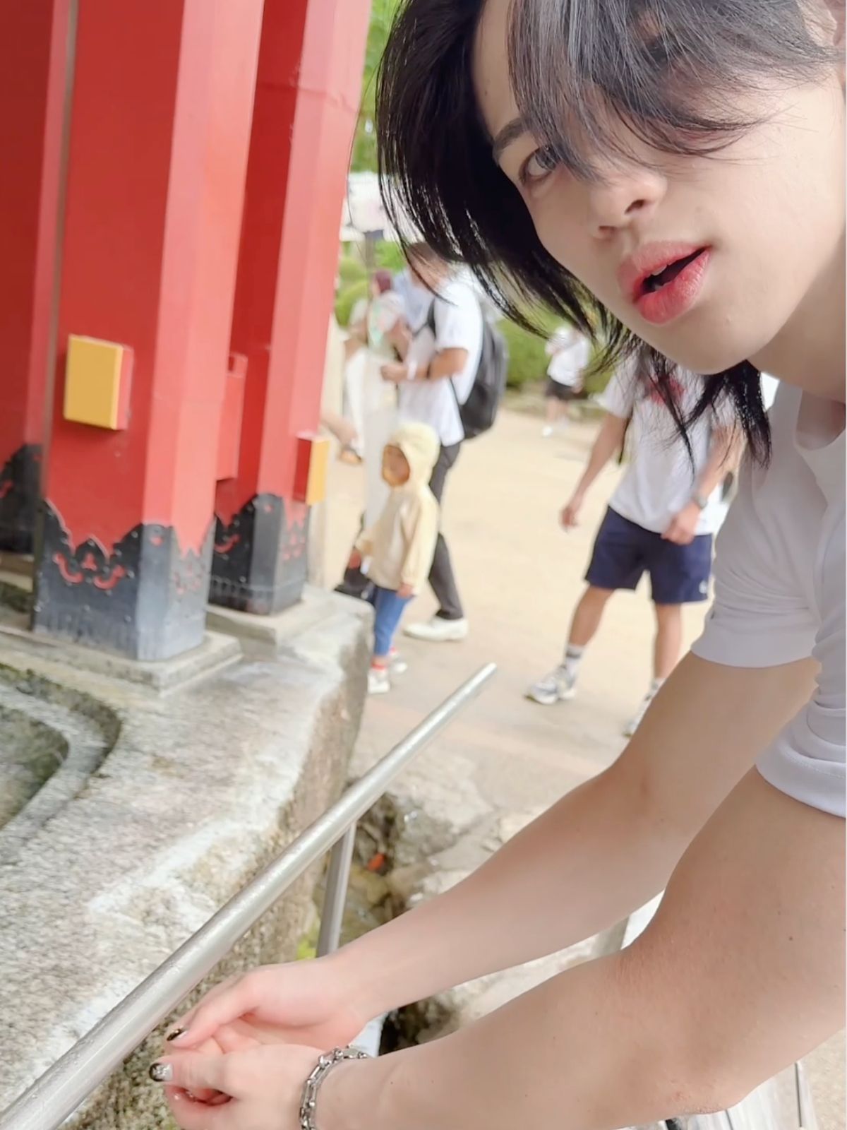 参道をゆっくり歩く